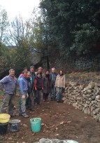 Initiation à la restauration des murs des terrasses au château Hautsegur en Ardèche
