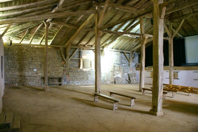 Vue de l'intérieur du "grand couvert" de Saint-Hilaire-sous-Charlieu